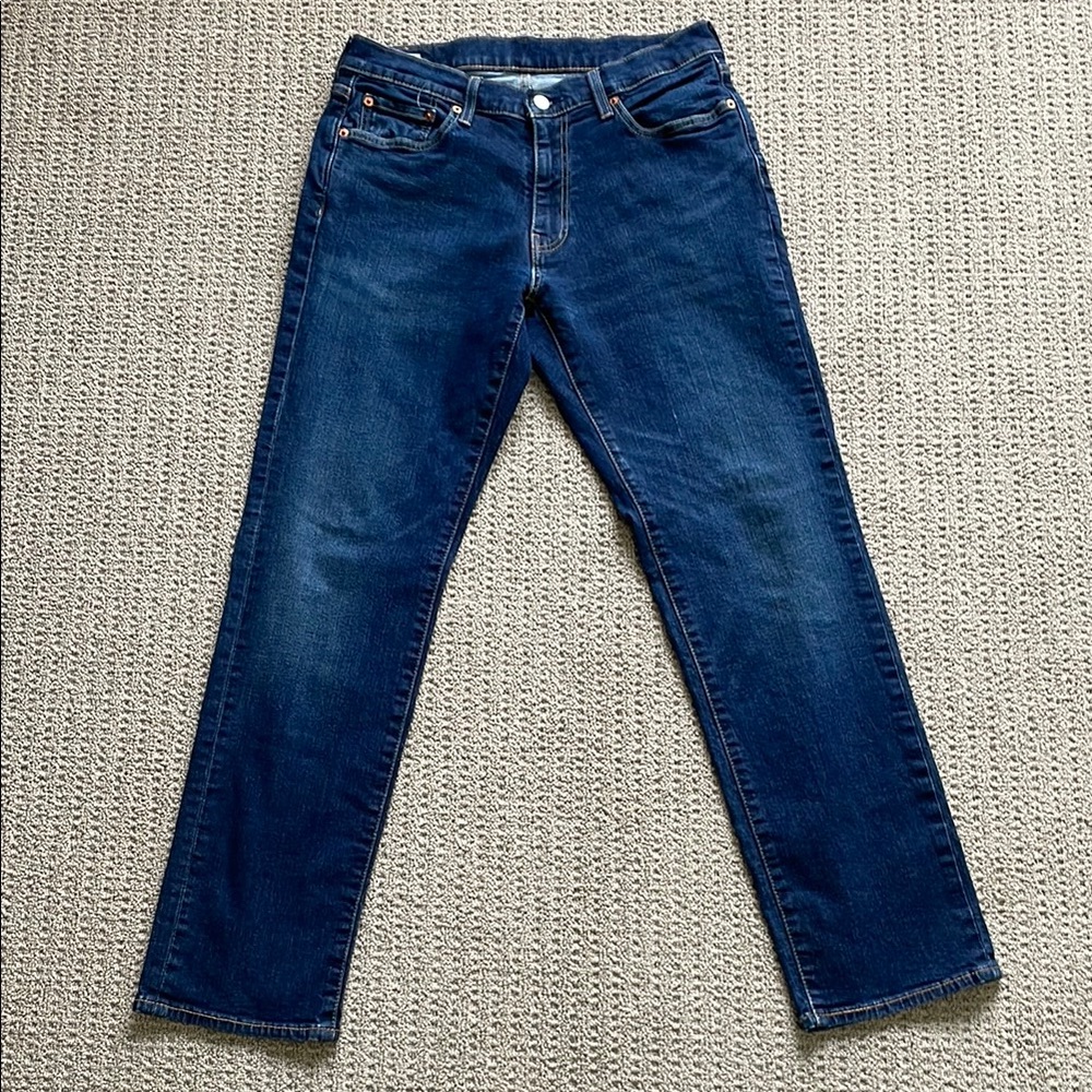 Levi's Premium 541 men’s jean. Athletic taper size 32x32. Lightly worn.